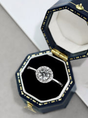 Simple Round sparkling Engagement Ring in 925 Sterling Silver